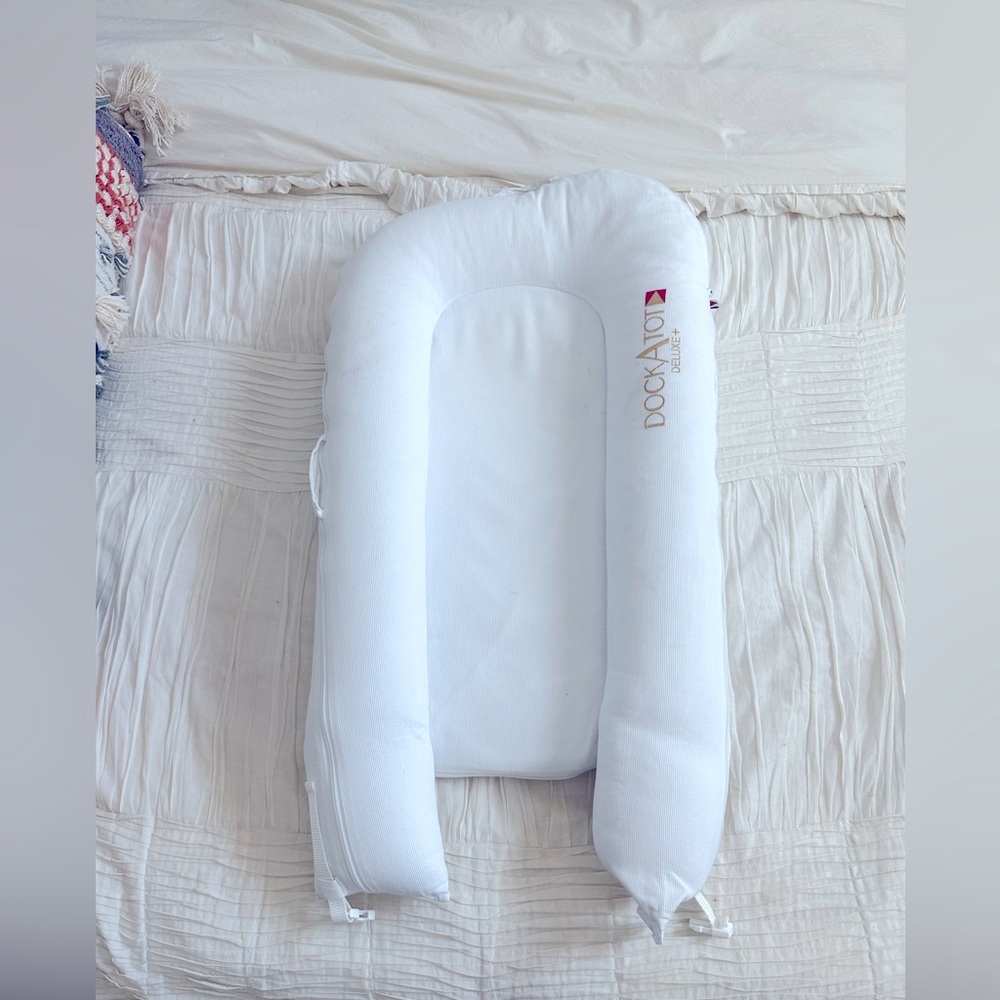 Deluxe+ Dock a Tot in White